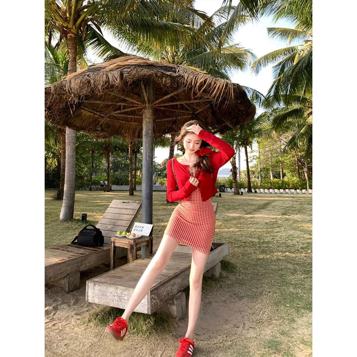 2025开春甜辣红色气质显瘦针织开衫女时尚修身收腰显瘦格纹连衣裙