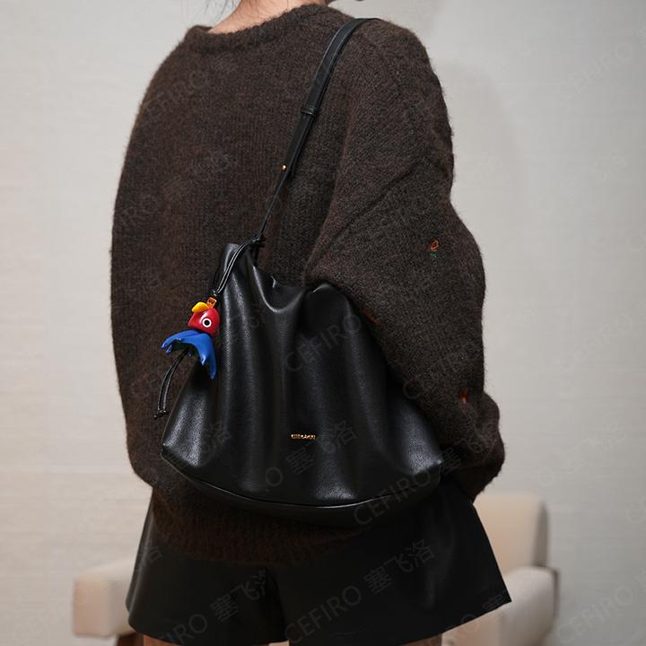 塞飞洛CEFIRO羊皮腋下云朵包时尚通勤百搭抽绳单肩斜跨包 1097