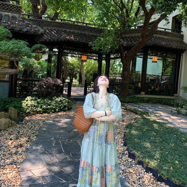 绿色复古V领碎花拼接连衣裙女夏2025新款波西米亚海边度假风长裙