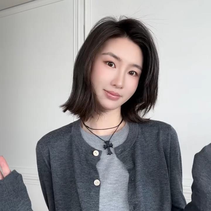 欧货2025秋冬新款时髦撞色假两件高智感百搭显瘦圆领长袖针织上衣