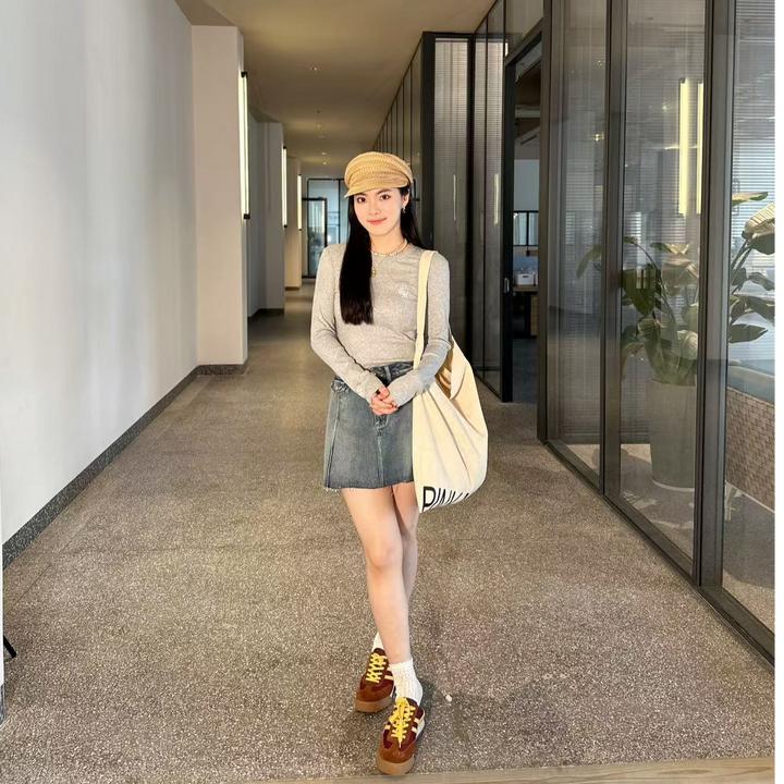 PM王囡囡 “美式辣妹”灰色刺绣圆领长袖 ND1A0150