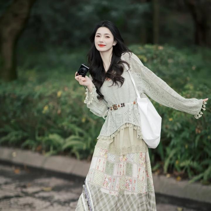 2025超火春装套装名族风旅游独特减龄显瘦针织衫做旧半身裙两件套