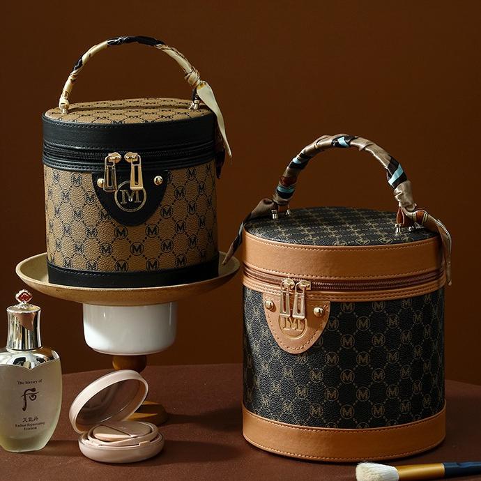 新款便携式水桶包圆筒包化妆箱大容量化妆包多功能时尚防水手提箱