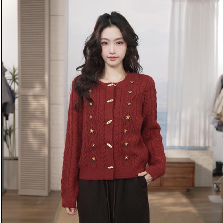 【年终狂欢购】茵曼25冬季牛角扣圆领保暖开衫毛衣刺绣时尚百搭外套