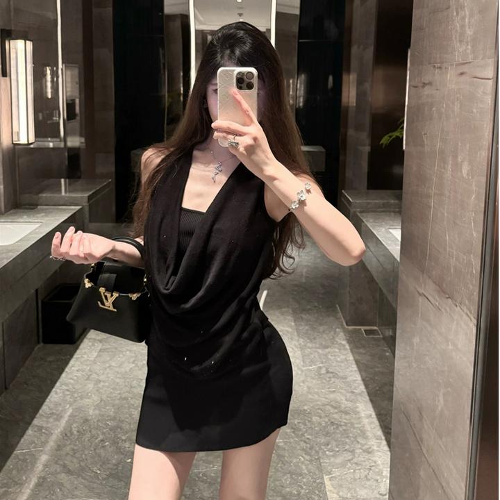 千金风穿搭高级感烫钻荡领假两件针织连衣裙女挂脖无袖收腰短裙子