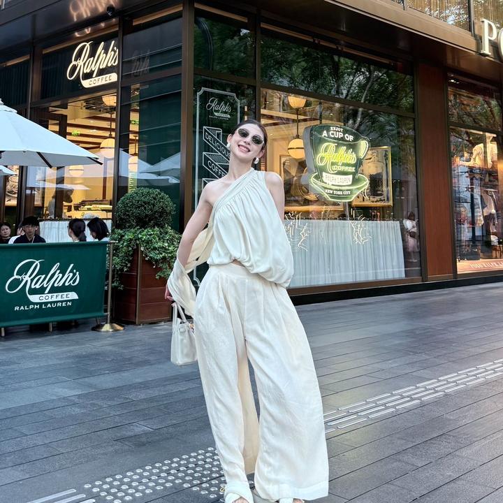 茶系穿搭套装辣妹斜肩背心无袖上衣女夏季宽松时尚高腰显瘦阔腿裤