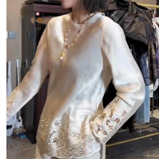 2025春季新款时尚女装网红潮流韩系镂空圆领衬衫mmaa