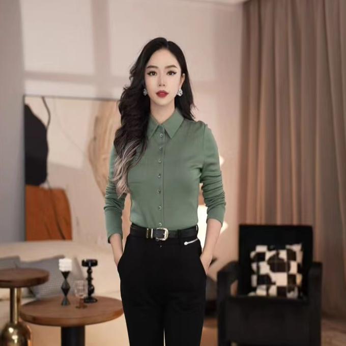 哥弟秋季新款外穿女士收腰显瘦羊毛保暖长袖翻领流行出游冬季穿搭