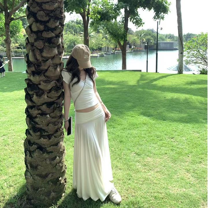 法式白色短袖T恤设计感女夏季高级感气质海边度假半身裙两件套装