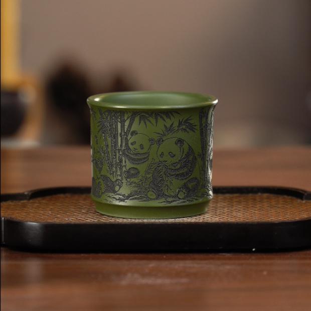 1086宜兴原矿紫砂茶具刻绘绿泥熊猫主人杯YMJ150ml左右