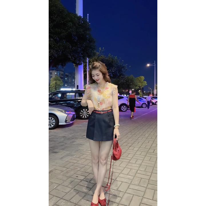 涵儿家 后背小心机木耳边无袖碎花上衣 VS不规则半身牛仔裤裙8503