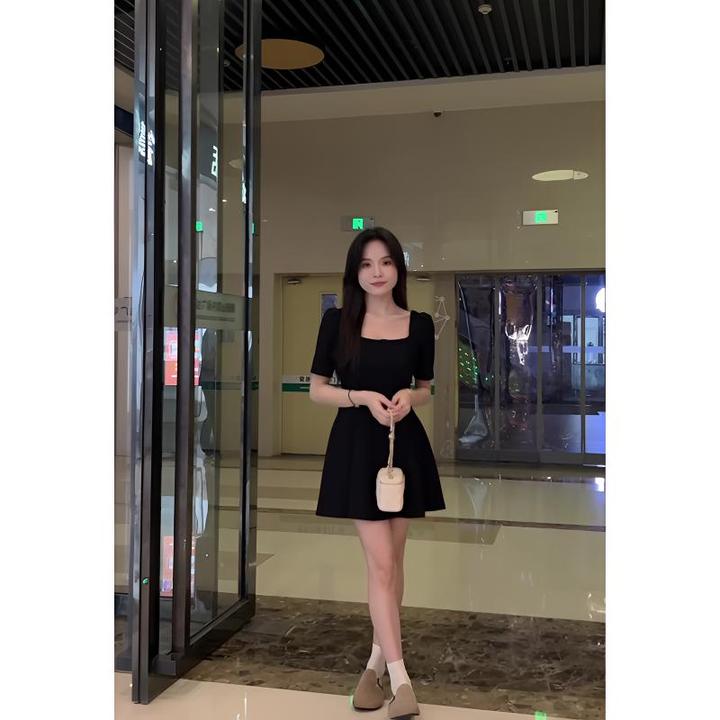 法式赫本风高级感方领黑色收腰连衣裙子女夏2025新款a字显瘦短裙