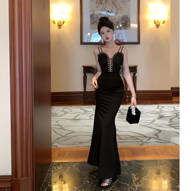 纯欲风性感秋季包臀裙法式高级感气质显瘦修身吊带重工订钻连衣裙