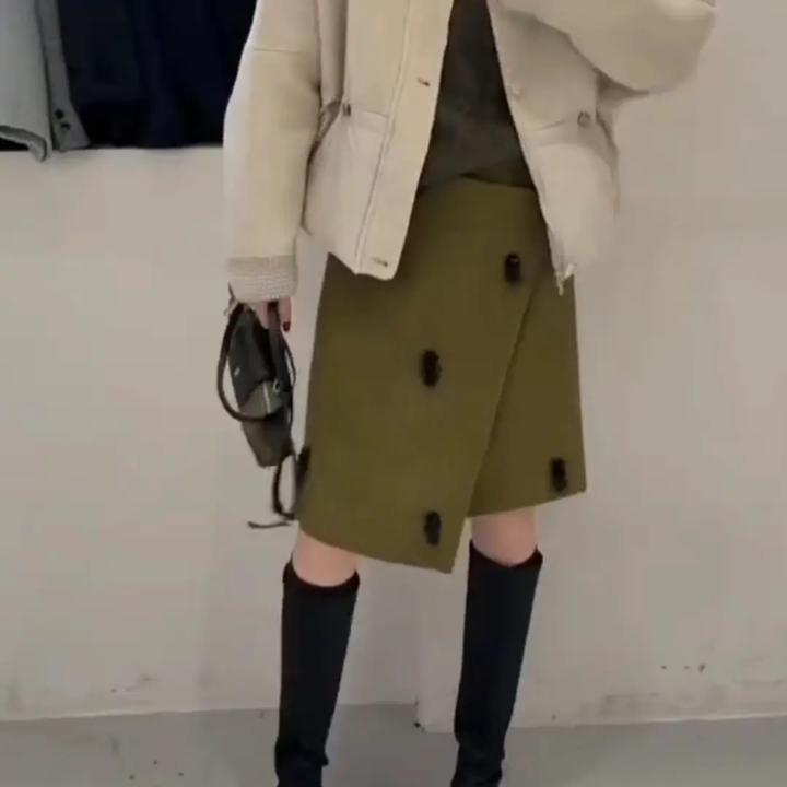 MZ迪复古绿色西装半身裙女2025新款立体钉珠a字裙不规则开叉短裙