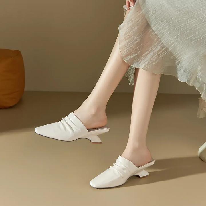 包头坡跟半托凉拖2025轻奢高跟女鞋百搭上班软皮时尚一脚蹬不累脚