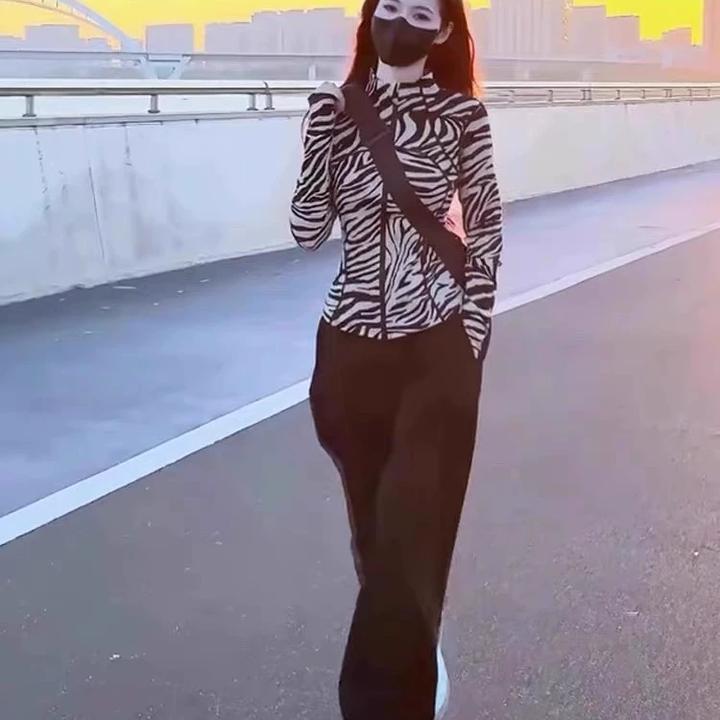 欧货休闲运动服套两件套时尚洋气2024女春秋设计感豹纹上衣新款潮