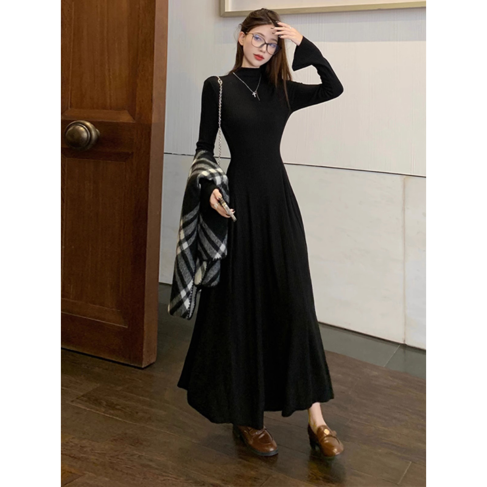 半高领收腰显瘦喇叭袖连衣裙女气质长袖赫本风复古修身黑色长裙子