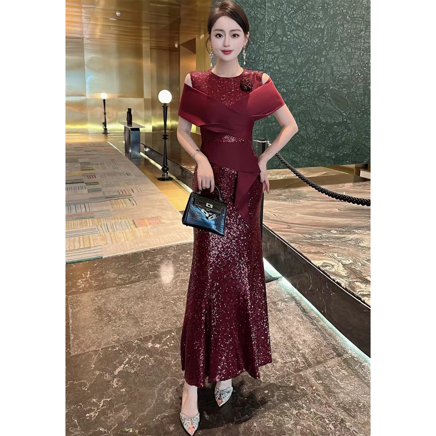 ZEROYK高端轻奢名媛风连衣裙高级感重工亮片配胸花修身显瘦一步裙