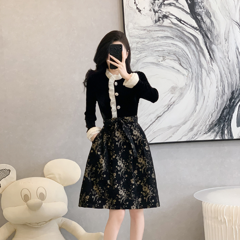 秋冬装新款小洋装连衣裙女气质小黑裙设计感小个子收腰A字裙短裙