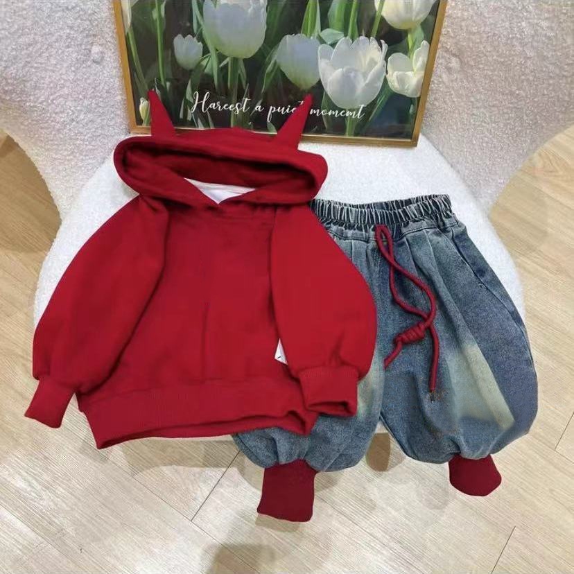 儿童秋季套装2025年新款牛角连帽卫衣韩版洋气安哥拉红小脚牛仔裤