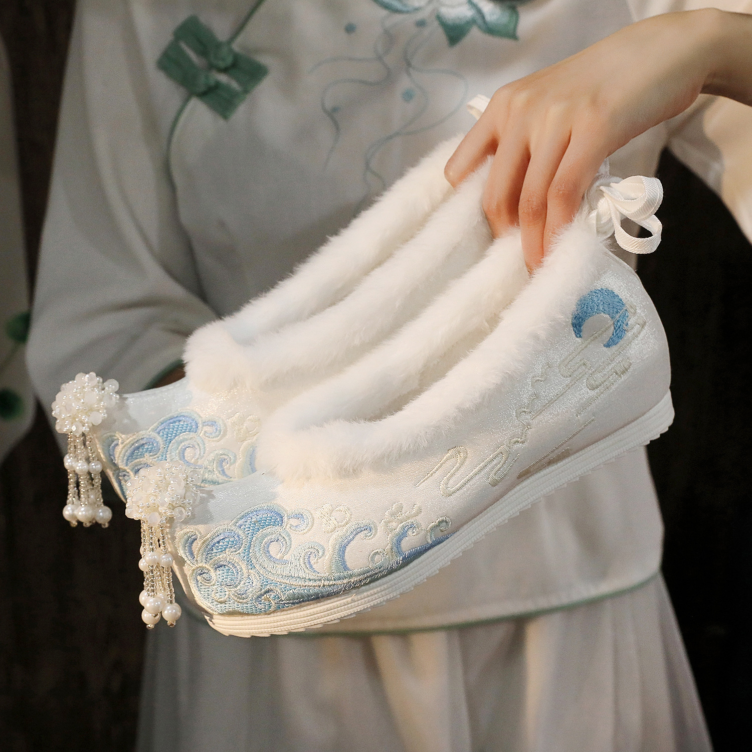 古风鞋子女汉服鞋加绒内增高翘头履绣花鞋百搭配古装明制宋制秋冬