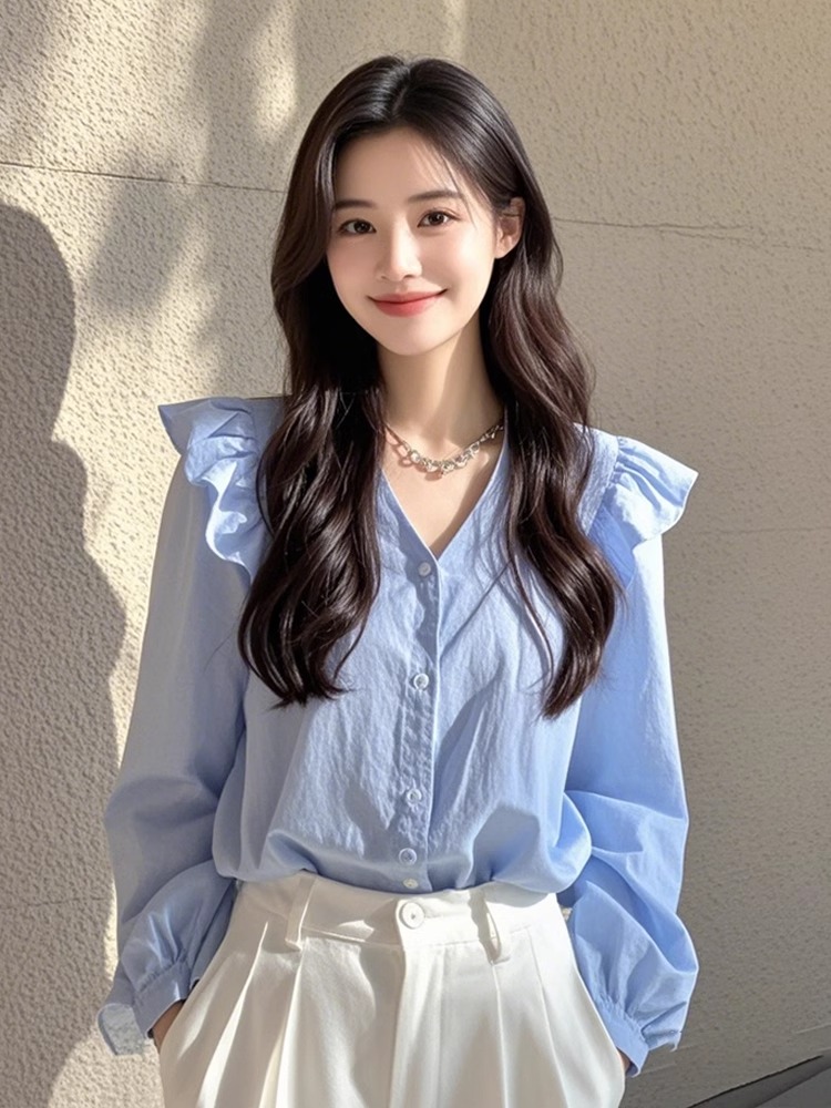 今年流行的漂亮小衫洋气百搭法式小众绝美蓝色长袖衬衫女早秋款