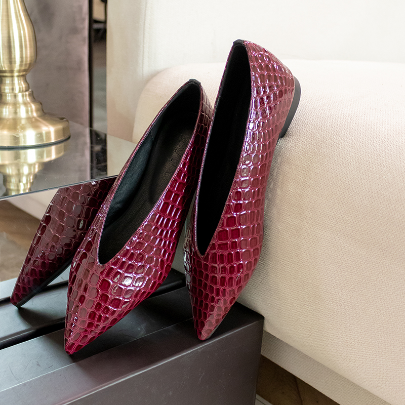 高贵气质女鞋欧美2025新款v口尖头单鞋女奶奶鞋酒红色漆皮平底鞋