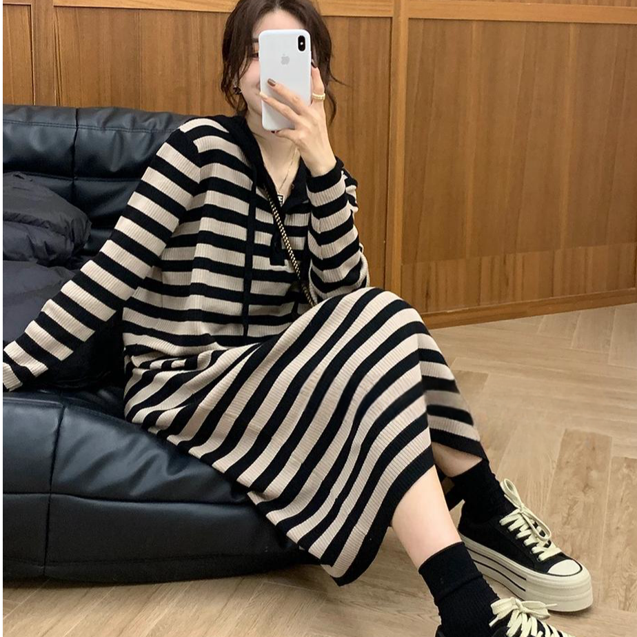 法式慵懒风复古连帽针织连衣裙女秋季时尚宽松气质休闲条纹毛衣裙