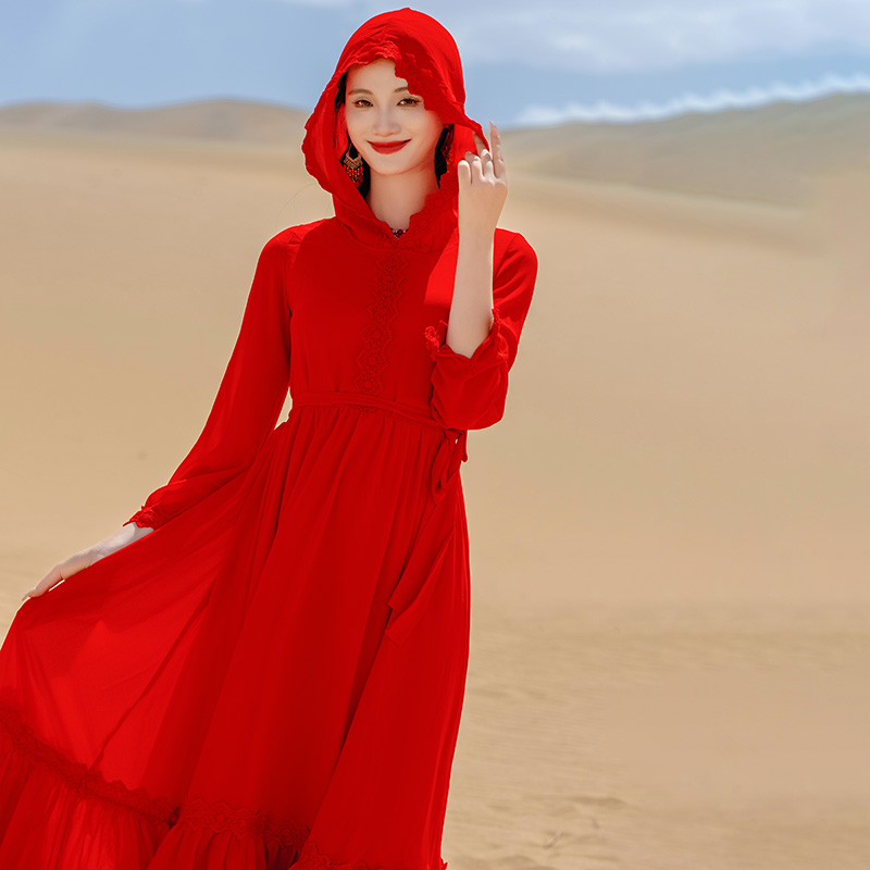 大红色沙滩裙海边度假超仙女长裙云南新疆旅游沙漠红裙带帽连衣裙