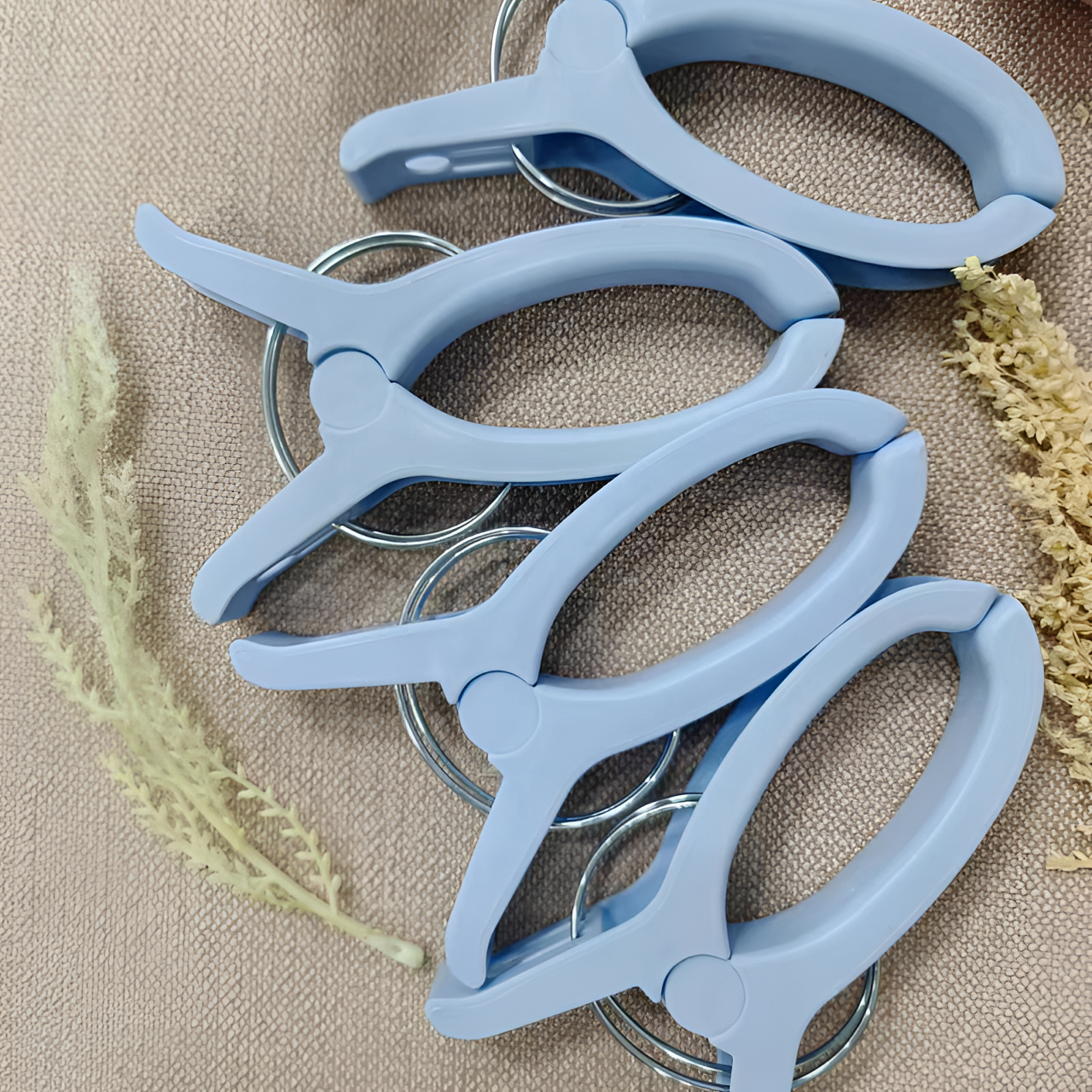 窗帘，夹子一包4个，加大号，夹窗帘夹被子，好用，便携