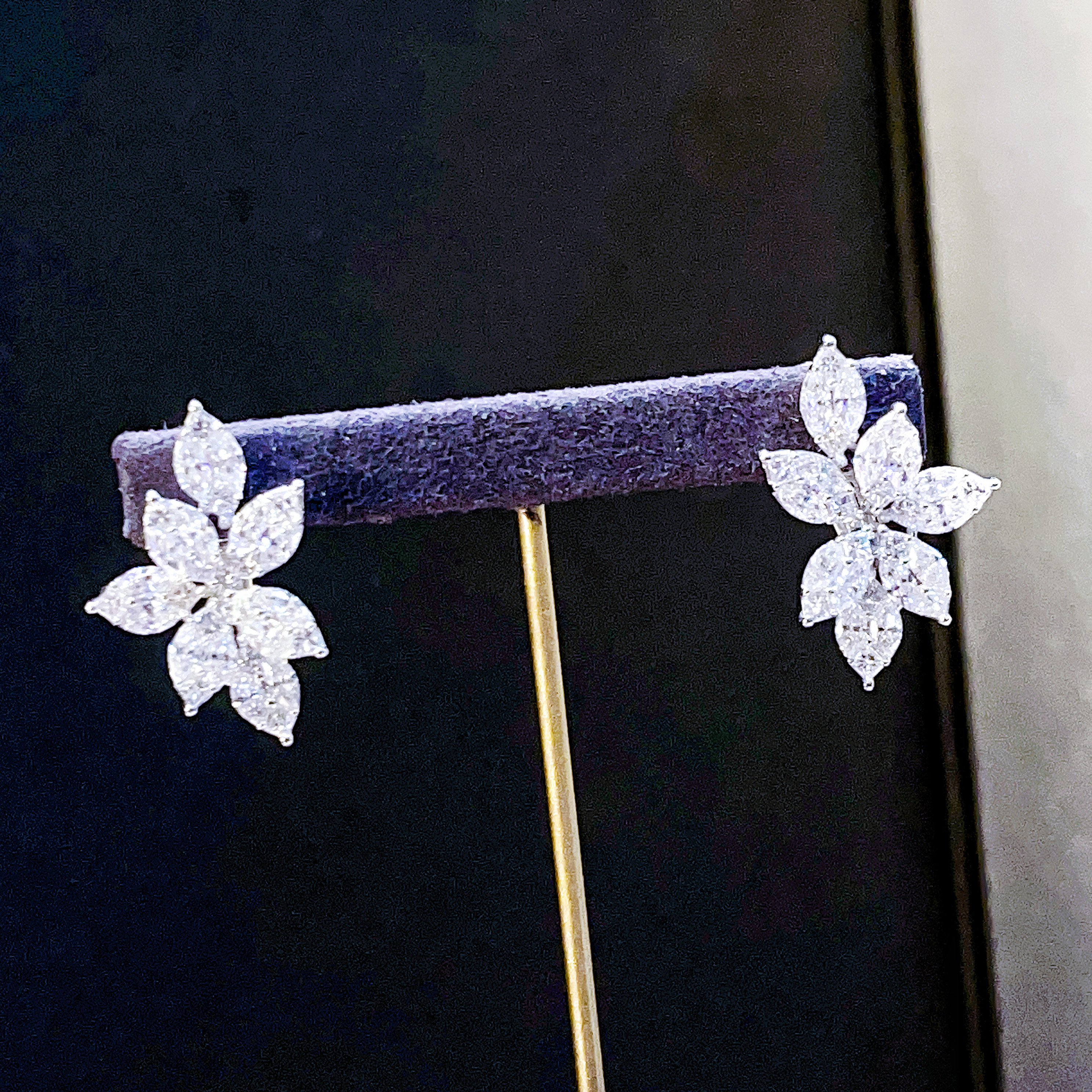 荟翠天下 花簇马眼钻石耳钉18K豪华耳拍方钻叶子耳环真钻耳扣设计