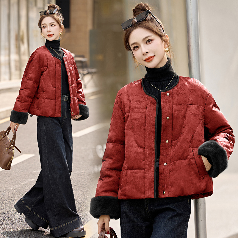 红色新中式国风提花羽绒服女2025冬季新款毛绒拼接白鸭绒短款外套