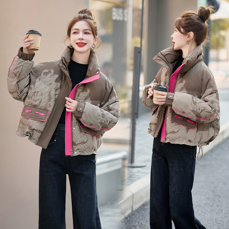 时尚撞色条纹短款羽绒服女2025年冬季新款设计感小个子白鸭绒外套