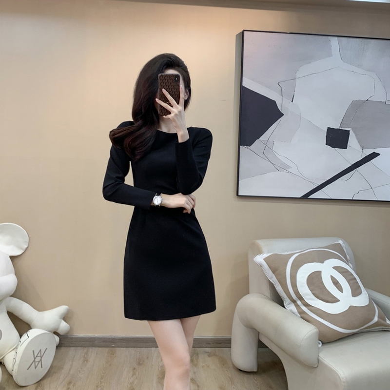显瘦连衣裙小黑裙秋装女2025高级感穿搭小个子垂坠感春秋黑色裙子