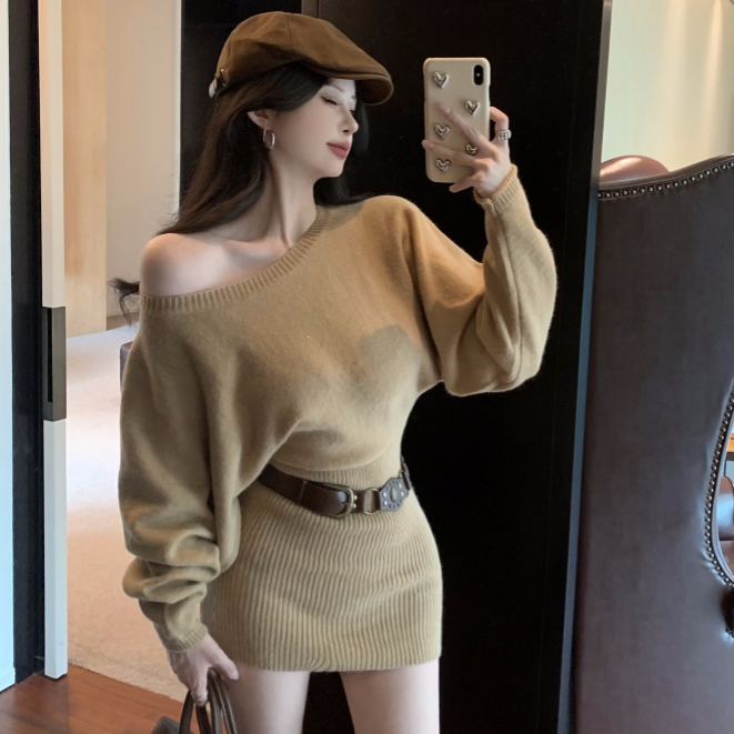 纯欲气质辣妹斜肩长袖针织连衣裙女秋冬韩系氛围感收腰包臀裙子