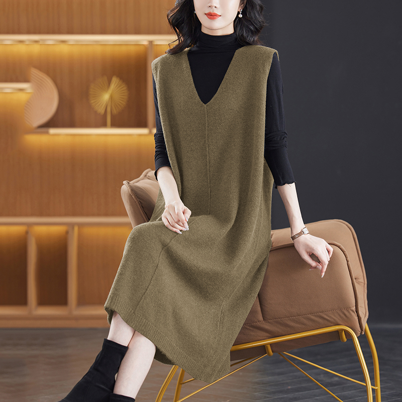鸡心领针织连衣裙秋冬新款气质显瘦毛衣裙长款过膝大码马甲背心裙