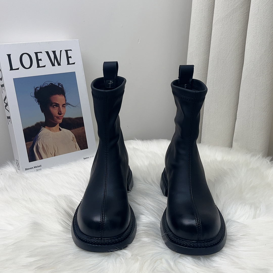 美拉德加厚超软潮流网红马丁靴女平跟短筒瘦瘦靴后拉链靴雅丹风