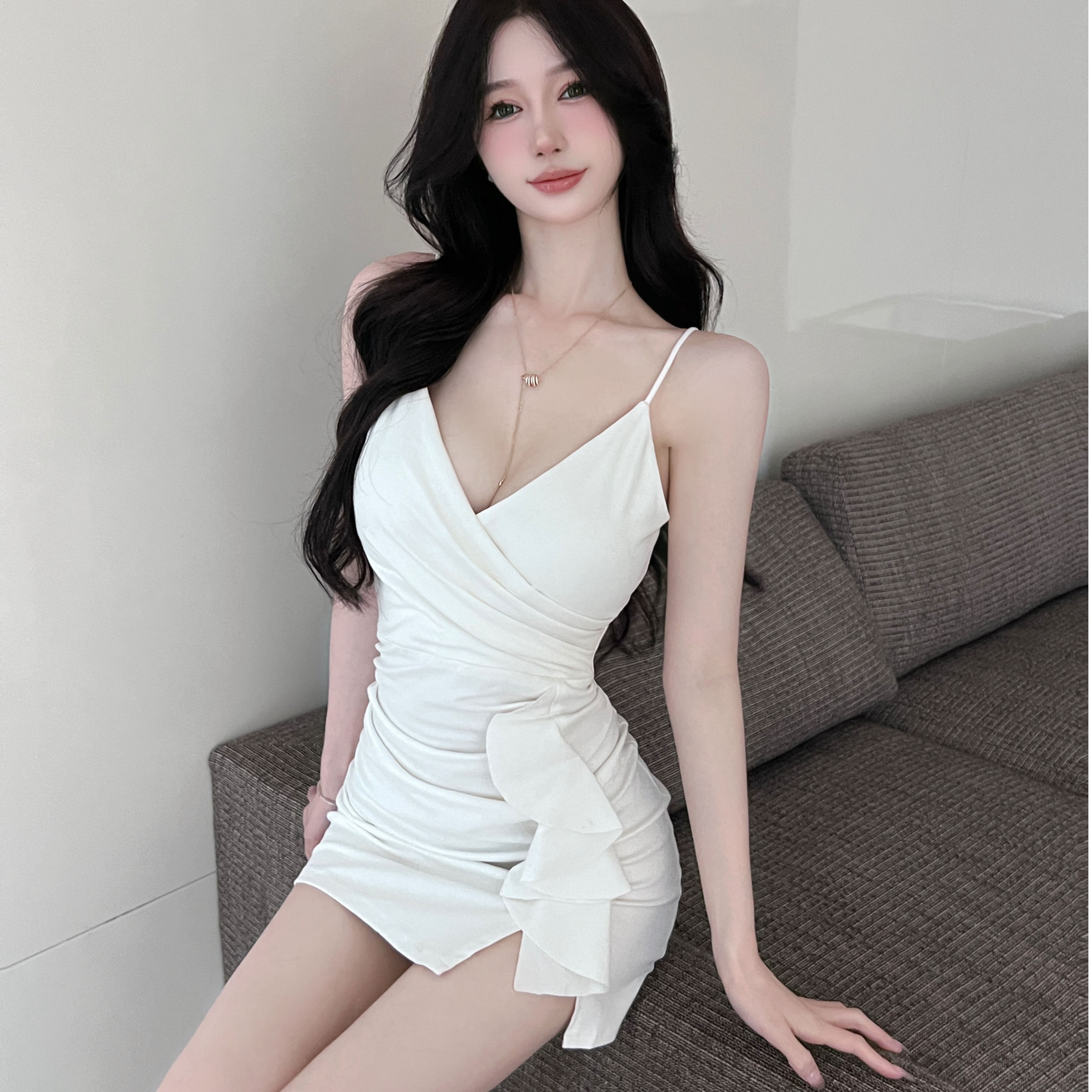 白色吊带连衣裙子女夏季2024新款纯欲性感紧身低v领辣妹包臀短裙