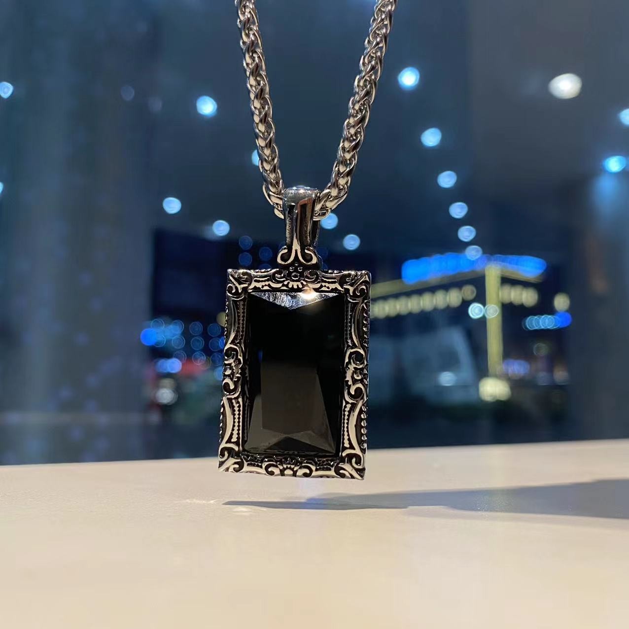 复古雕花黑石吊坠男士嘻哈ins百搭哥特潮人钛钢项链