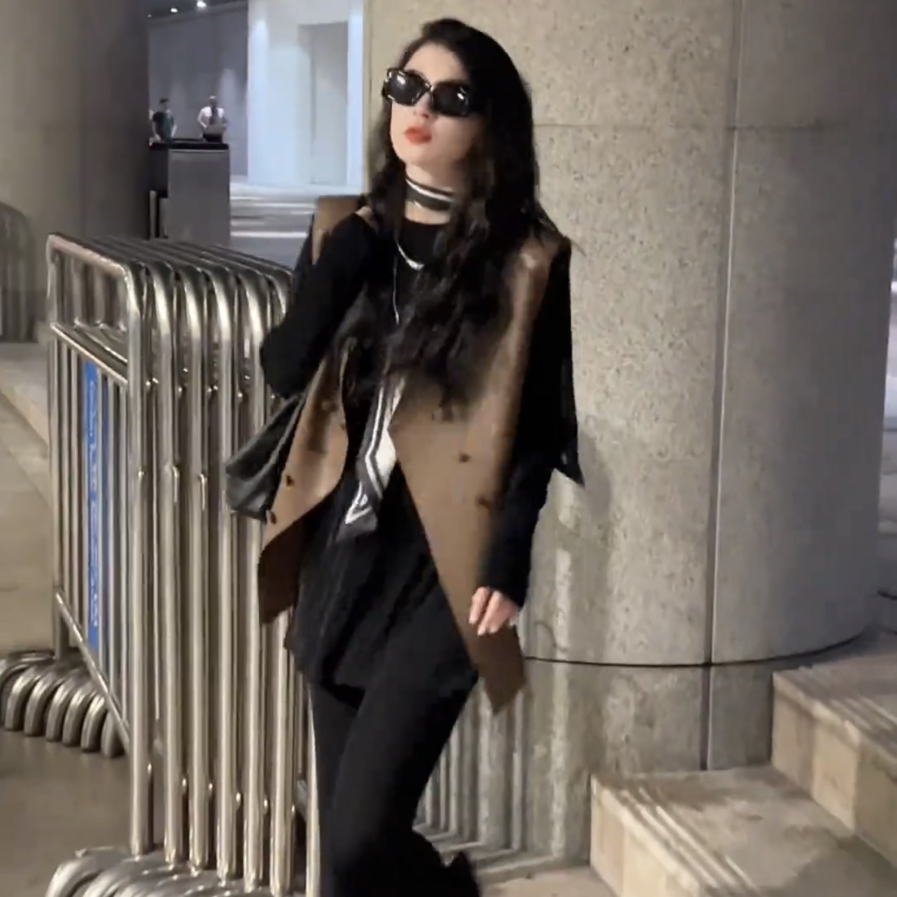 高级感时尚设计款皮马甲女休闲个性不规则PU皮马夹坎肩气质春秋