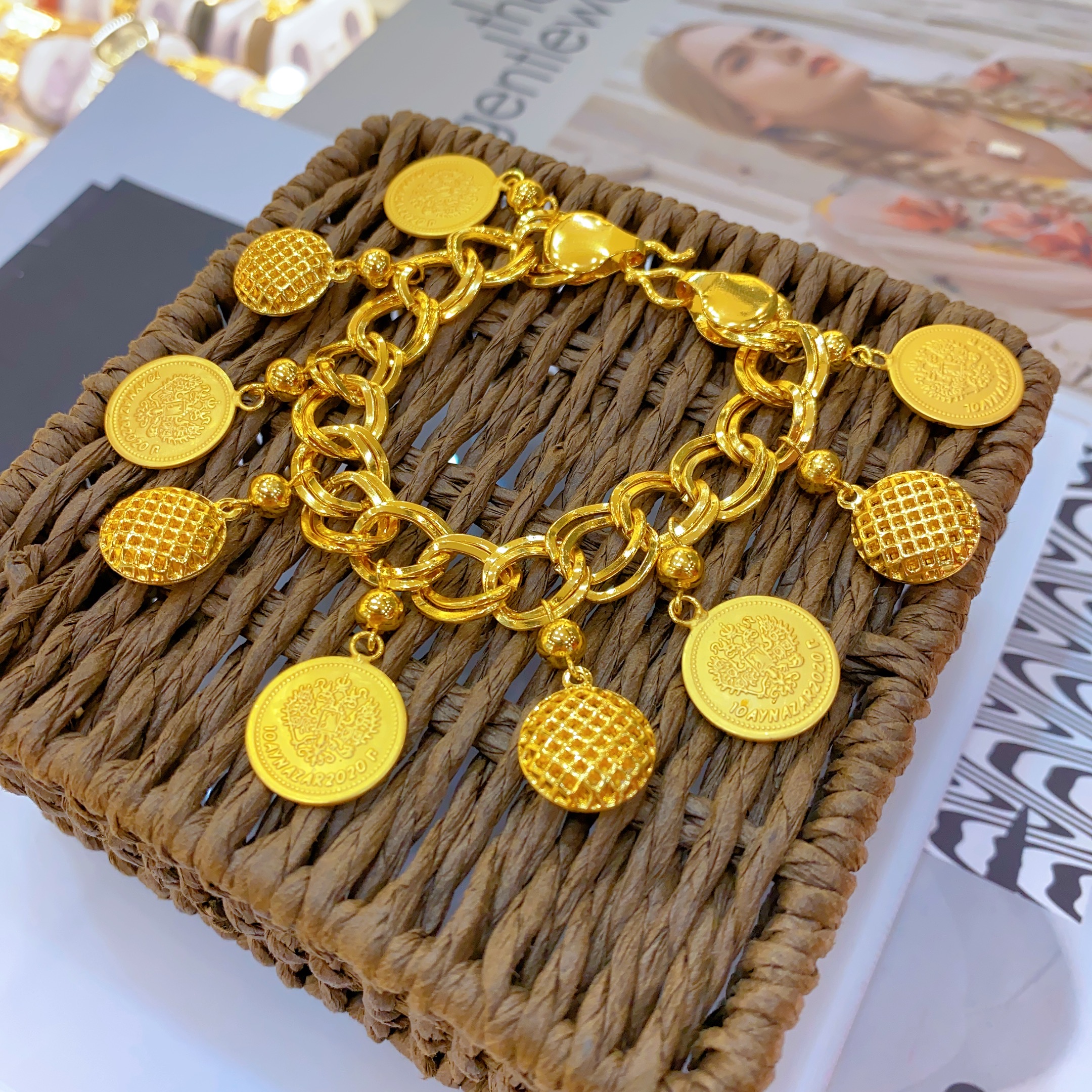 铜合金手链 爱纳扎尔不易掉色时尚金色气质轻奢时尚金色素款百搭.