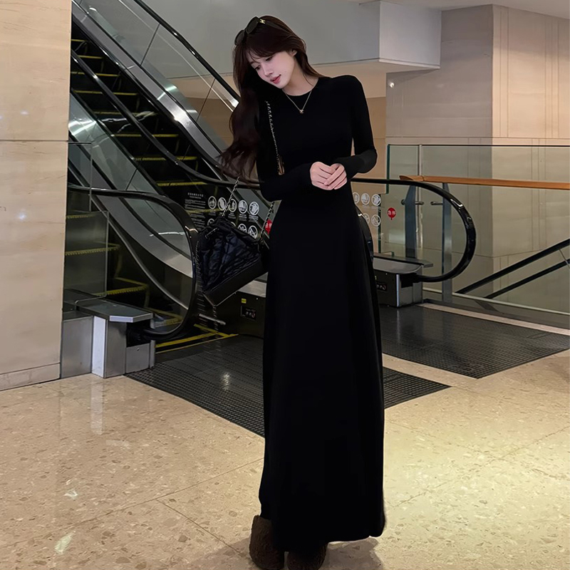 黑色圆领垫肩长袖打底连衣裙女秋季气质收腰修身显瘦内搭长裙