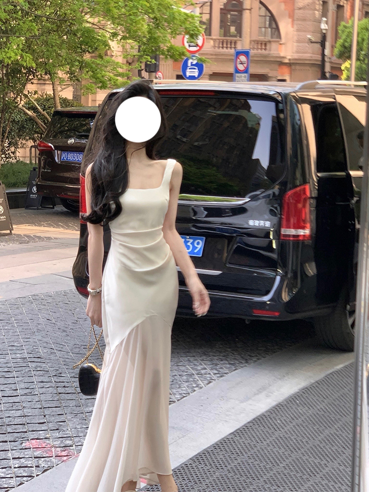 白色缎面U领吊带连衣裙女夏季气质高级感鱼尾长款裙子