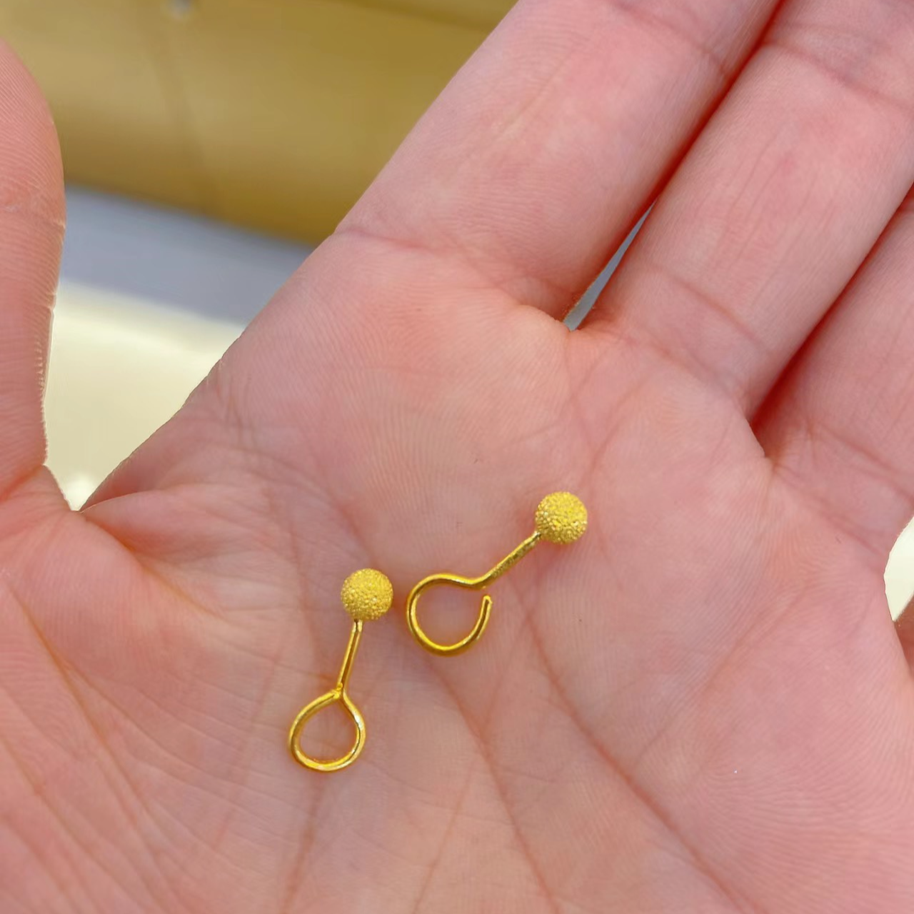 Chow Tai Seng/周大生双旦圣诞礼物足金磨砂耳钉经典弯钩耳钉一对