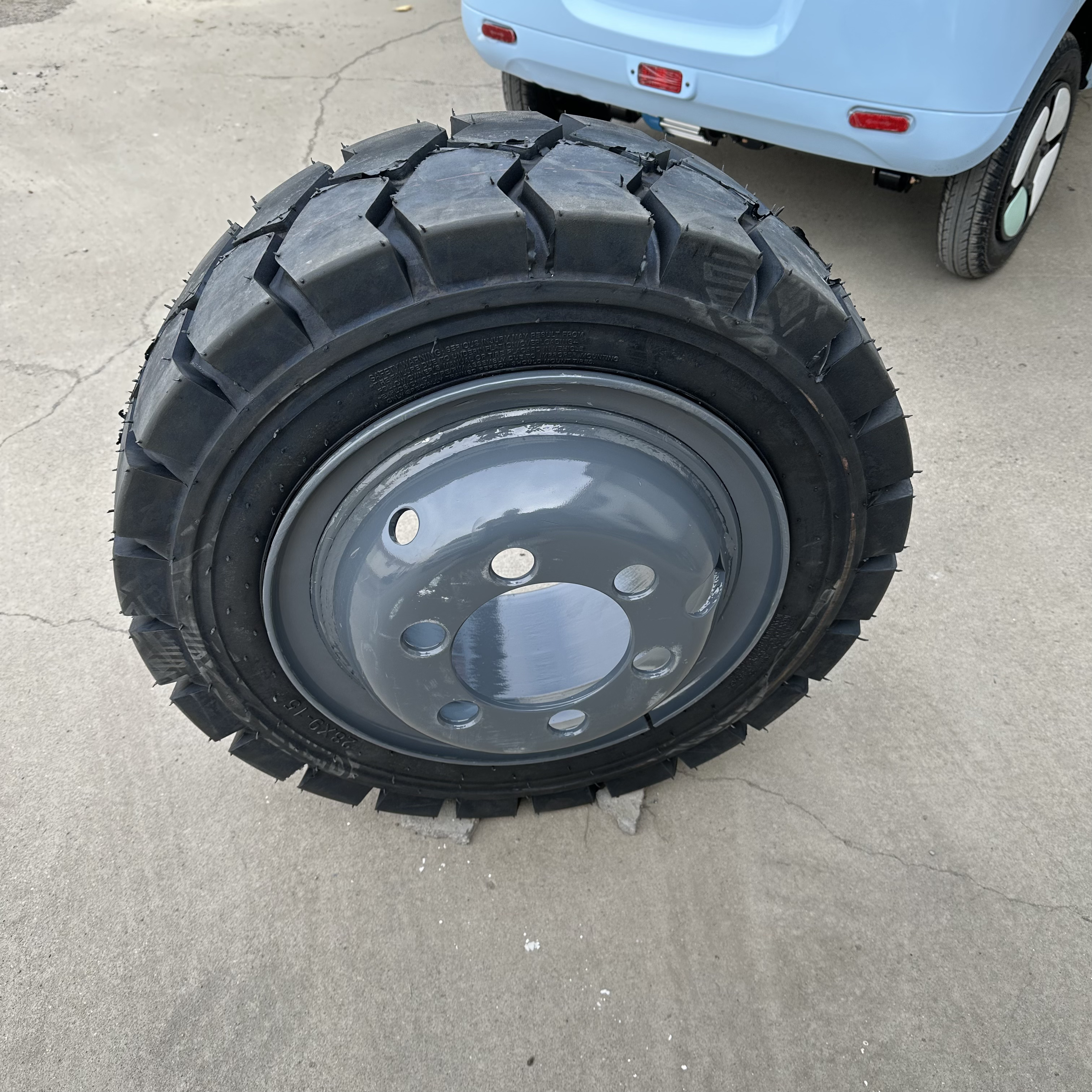 青岛现代叉车前轮单胎改双胎钢圈28×9-15充气轮胎带双胎钢圈螺丝