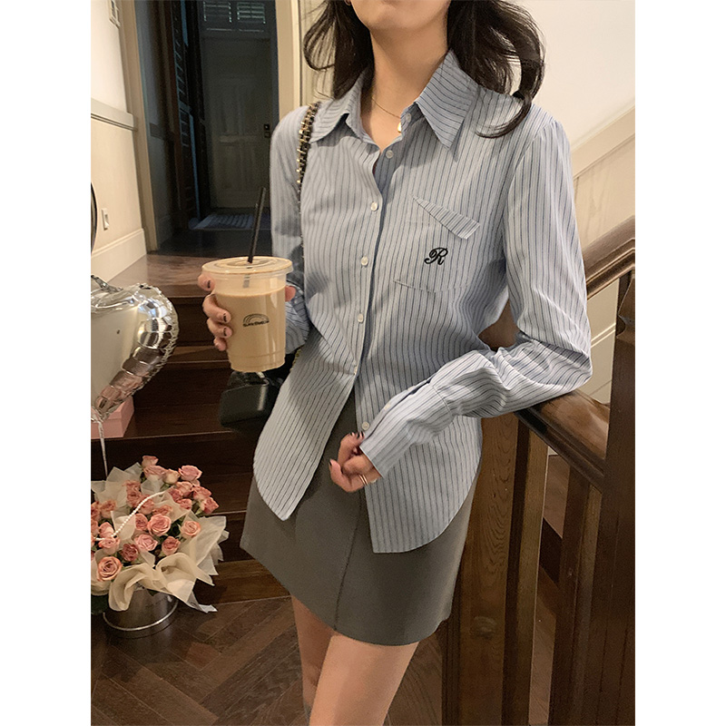 蓝色条纹衬衫女2025秋装新款收腰显瘦纯欲风内搭外穿衬衣长袖上衣