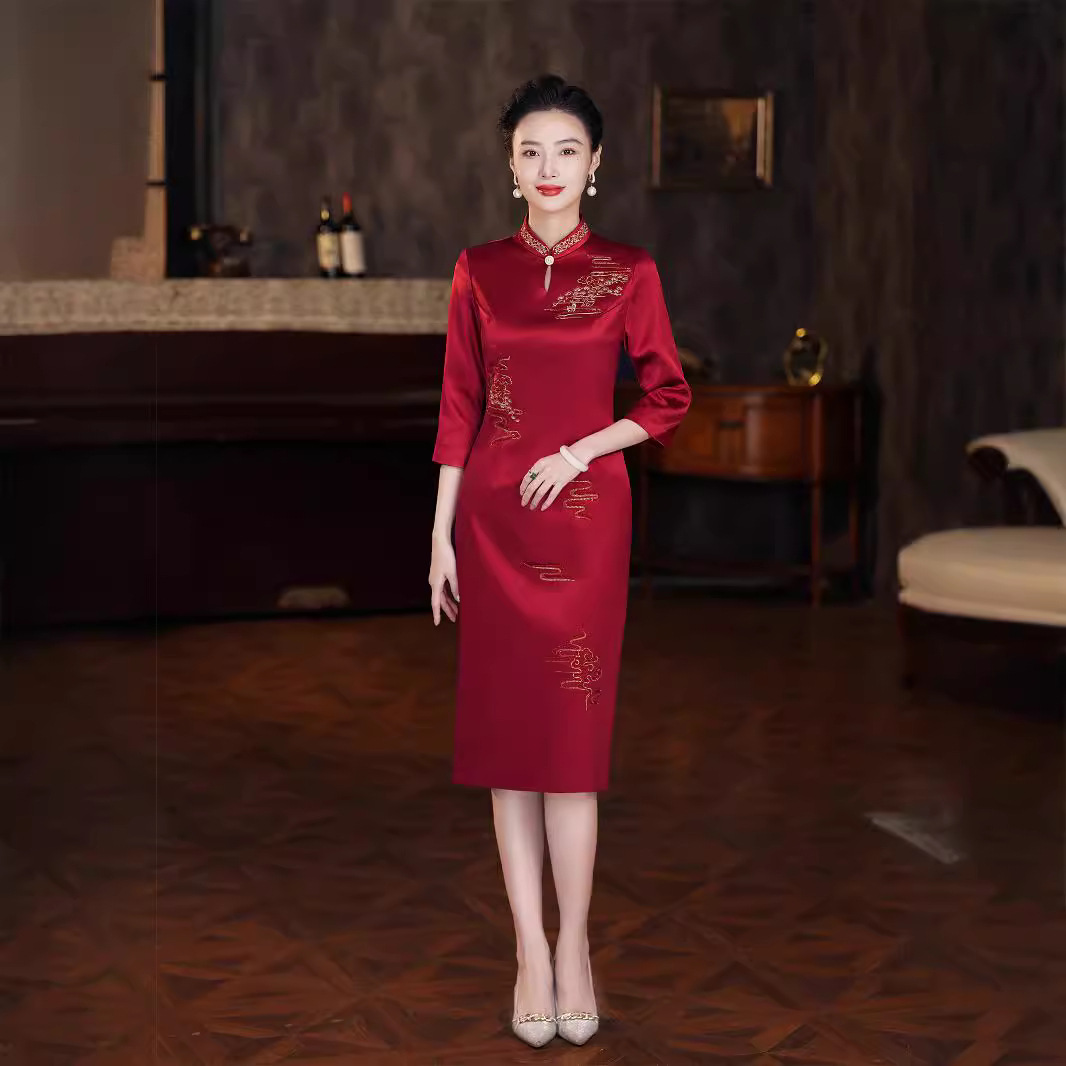 K69秋冬新款2025刺绣旗袍修身年轻喜妈妈喜婆婆连衣裙礼服日常6XL