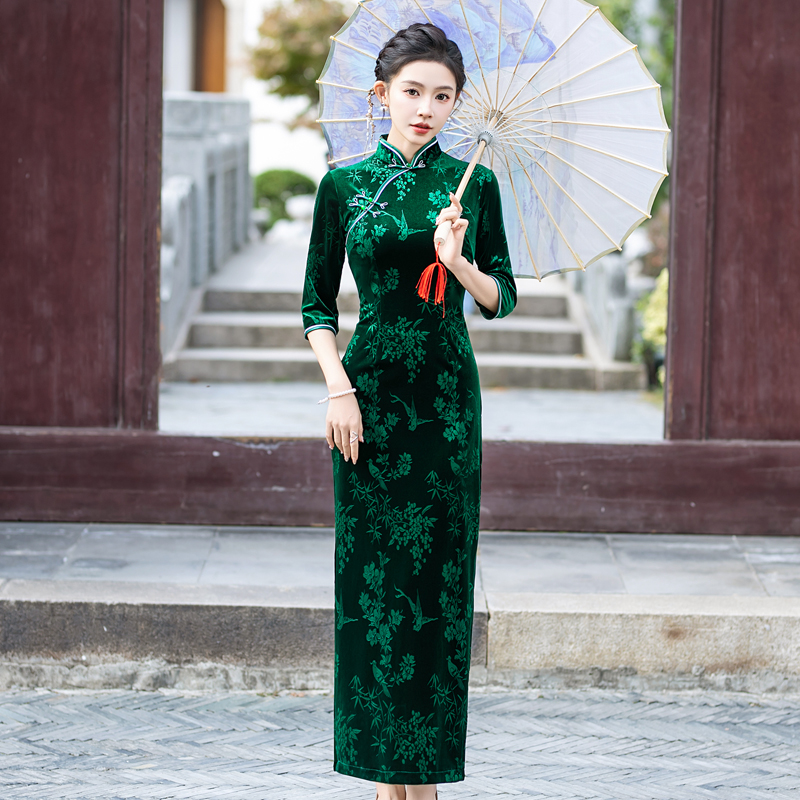 秀色梦舞新款绿色金丝绒高档压花优雅新中式高开叉走秀演出服日常