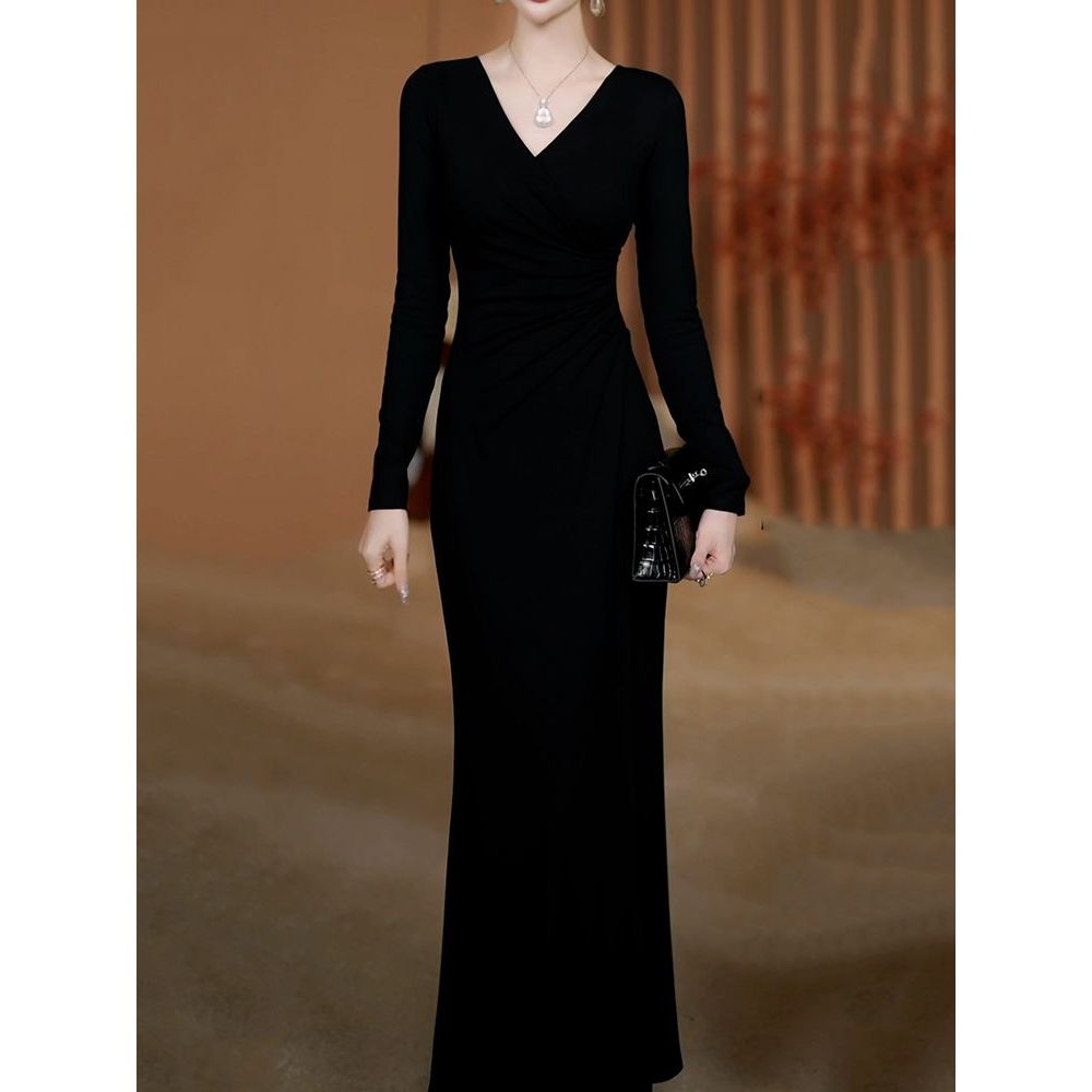 洋气御姐范轻奢收腰显瘦小黑裙女2025秋季新款气质优雅V领包臀裙