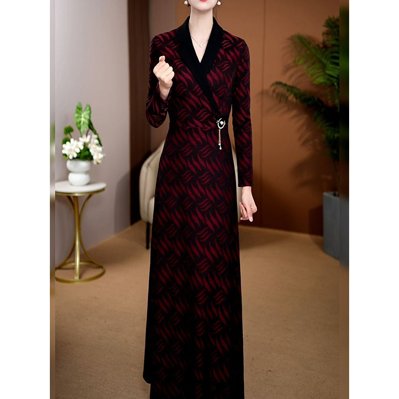 时尚洋气通勤款V领显瘦A字裙女2025秋冬新款高档贵夫人大码A字裙